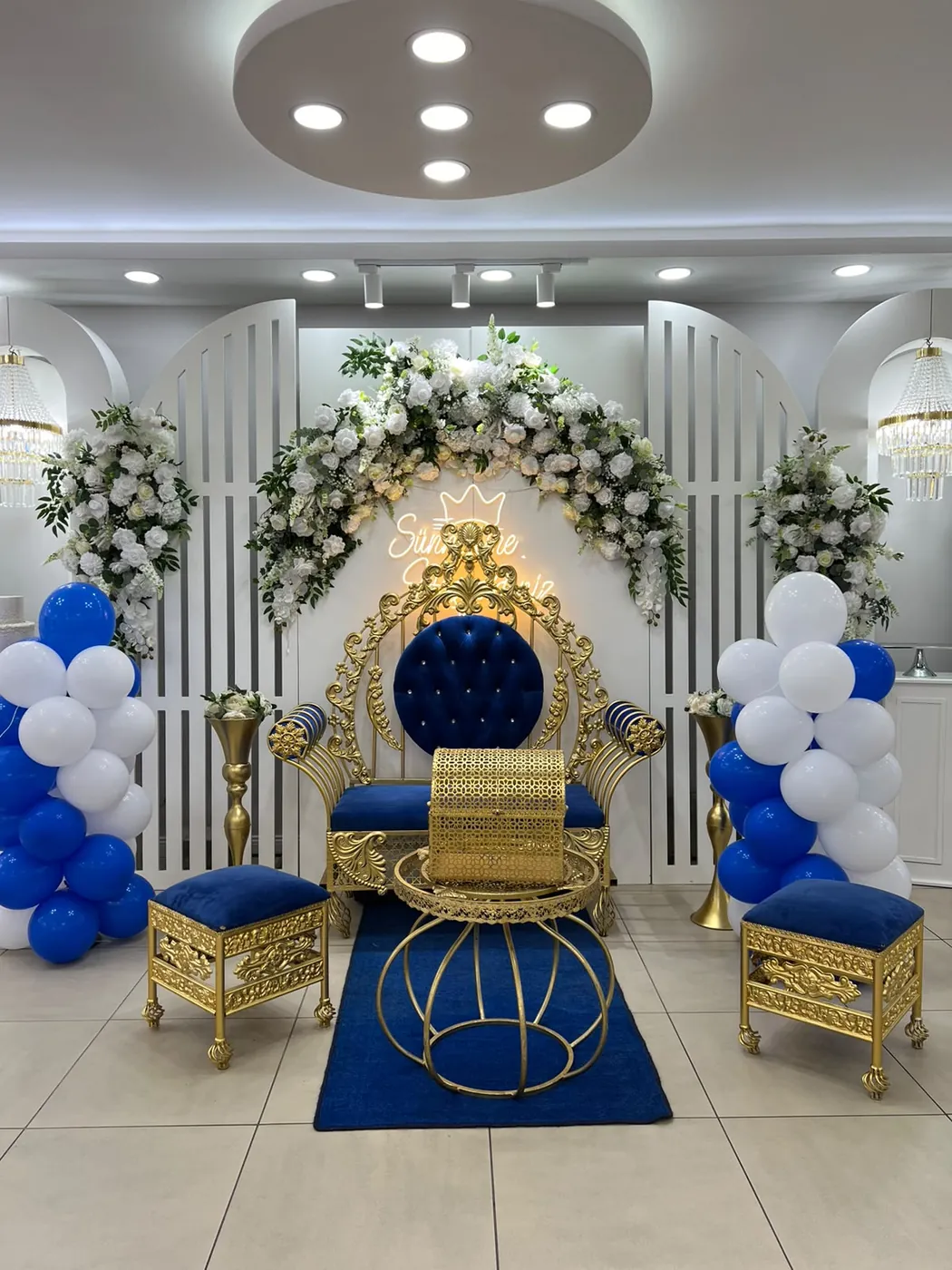 İstanbul kiralık sünnet tahtı beyaz çiçekli mavi gold salon kurulumu