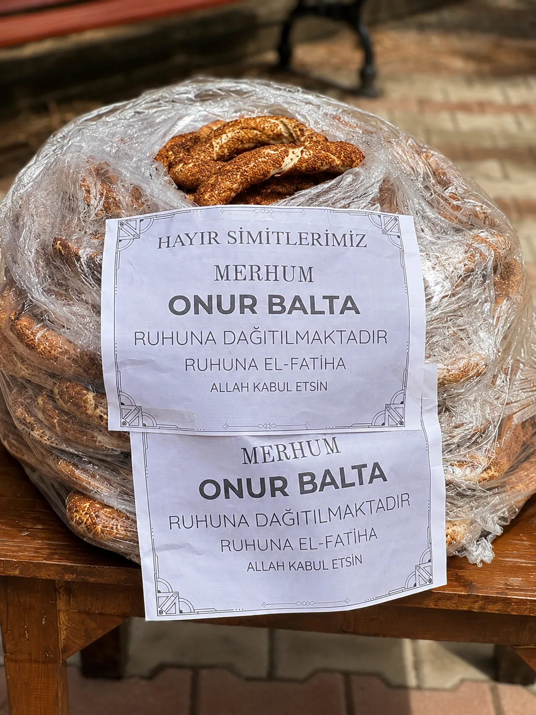 Vefat eden yakının adına hazırlanan isimli hayır simidi pankartı